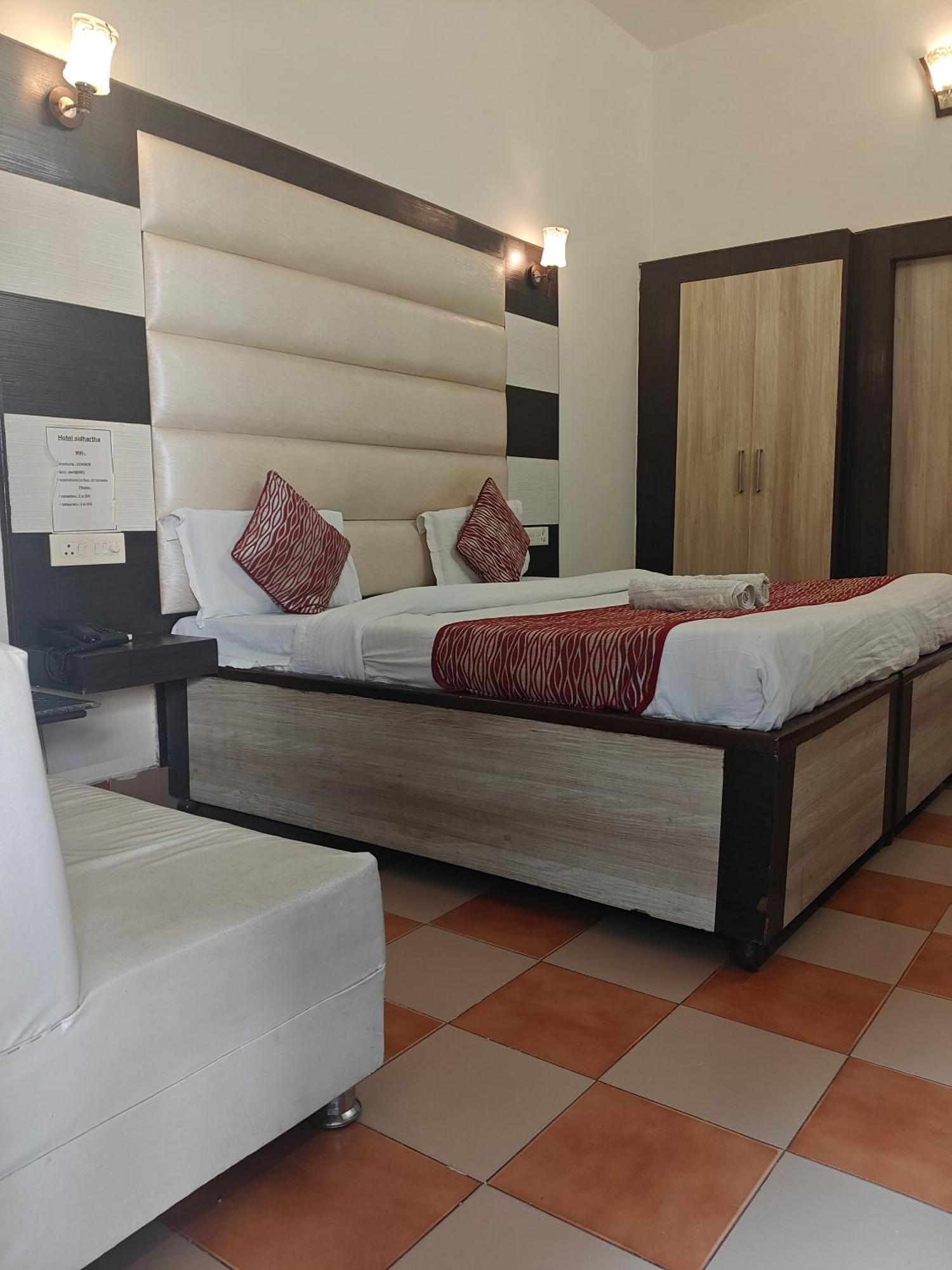 Sidhartha Walking Distance From Tajmahal Hotel