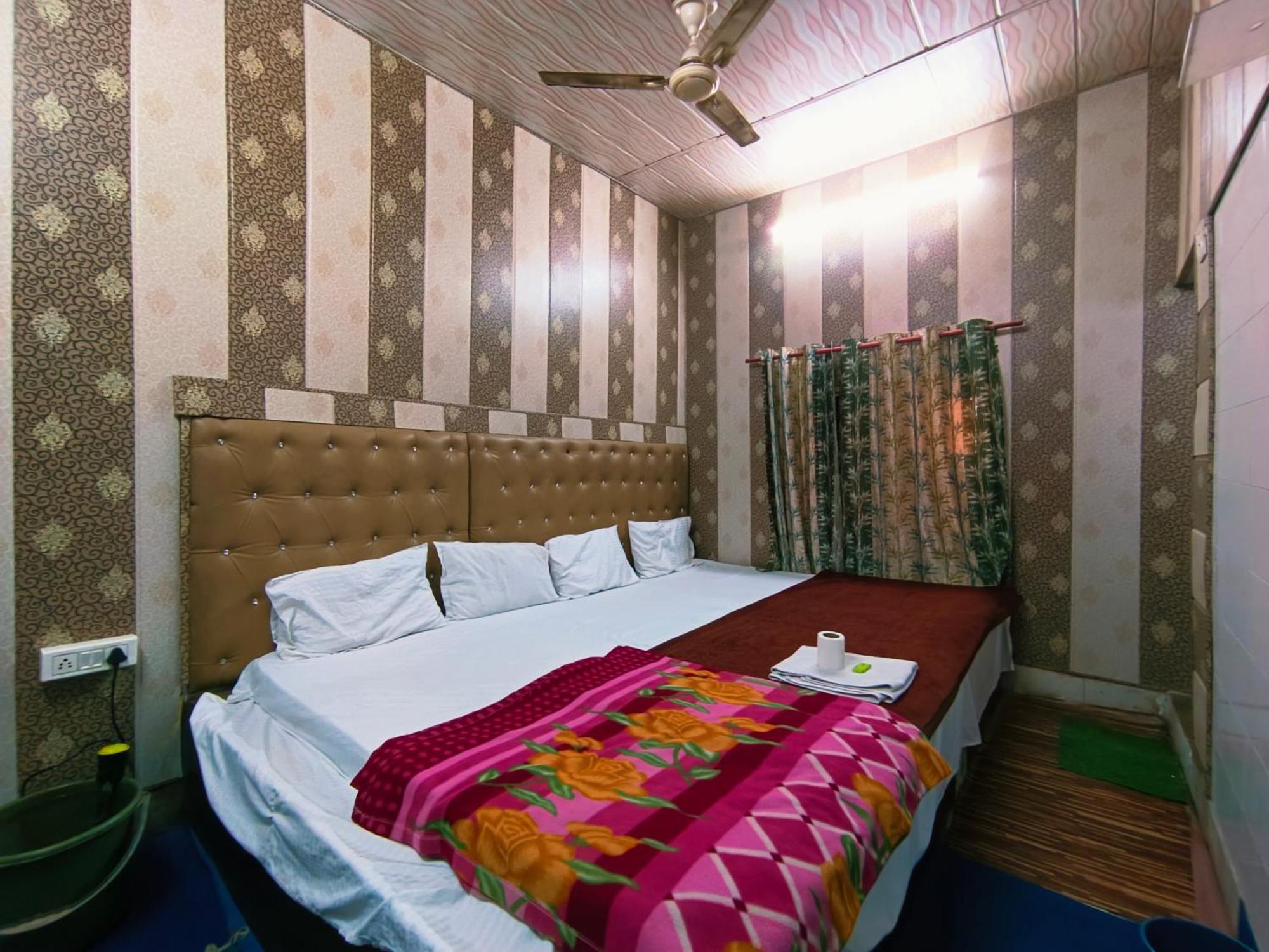 Guest house India Walking Distance From Taj Mahal-- Rooftop Taj Mahal View