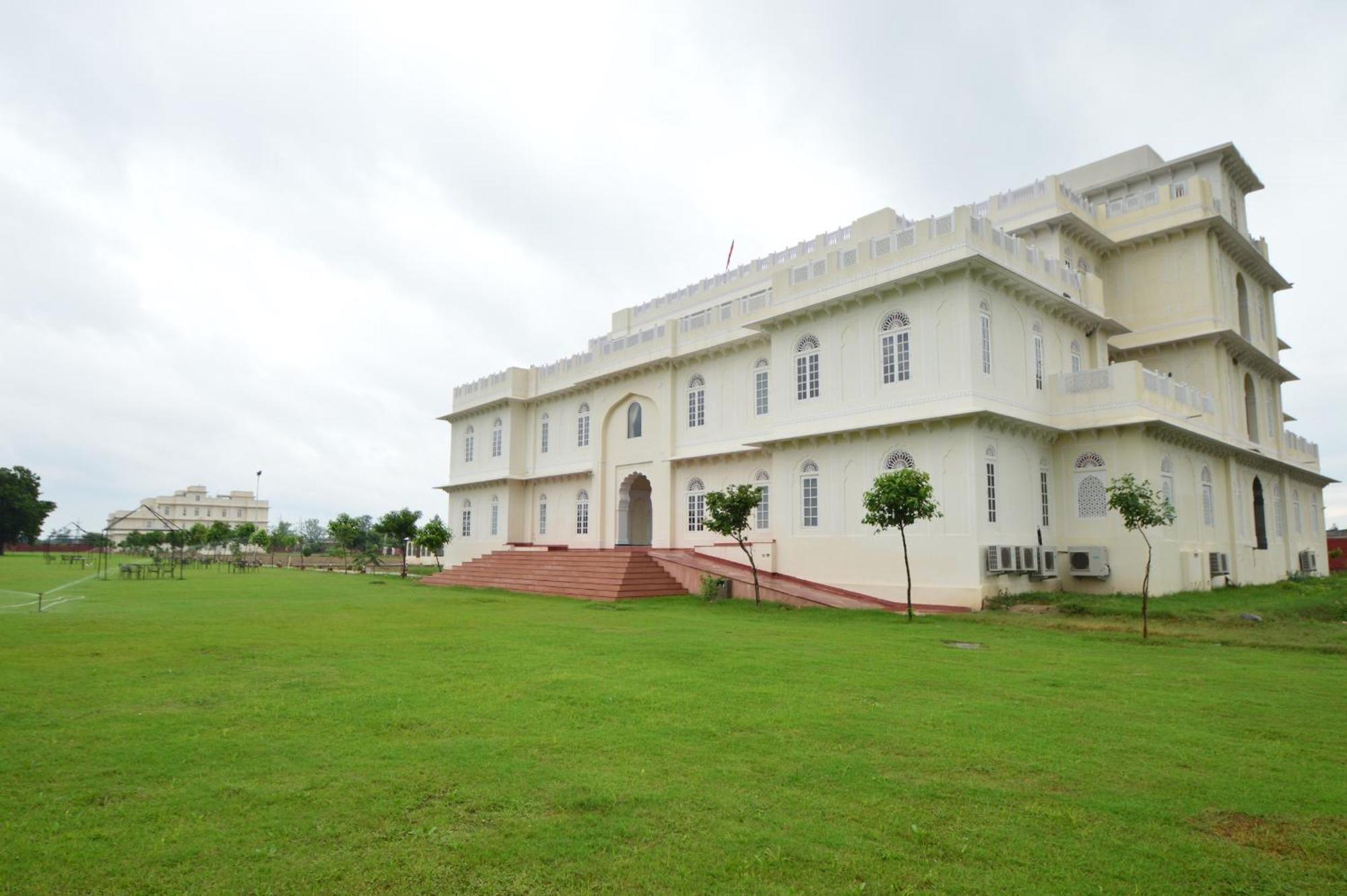 Resort Aaram Baagh 4*