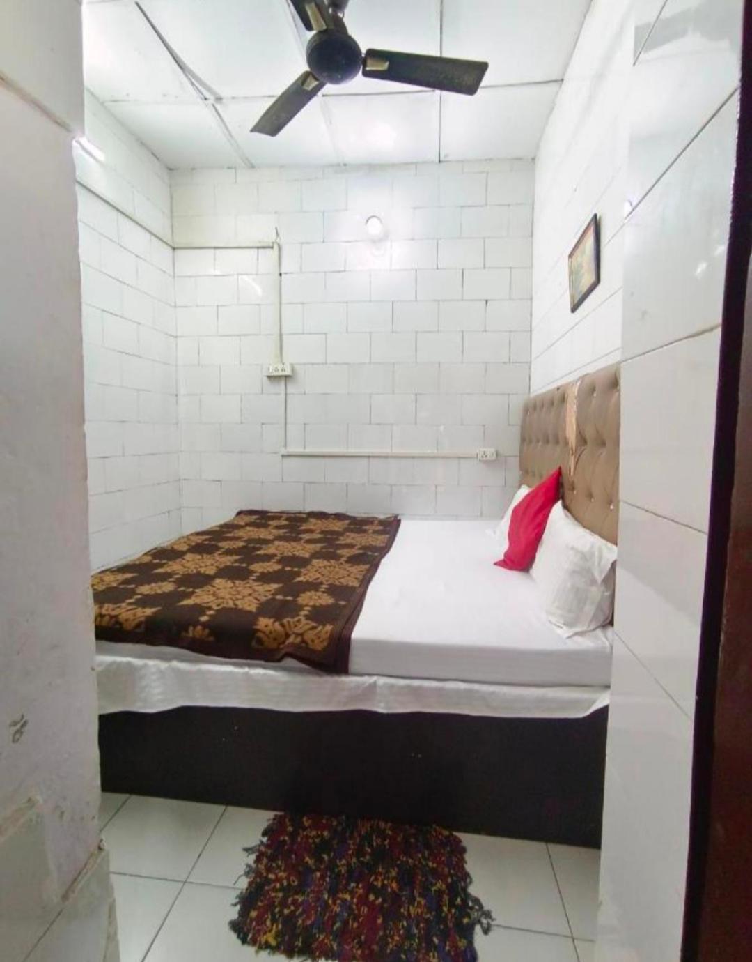 Guest house India Walking Distance From Taj Mahal-- Rooftop Taj Mahal View *
