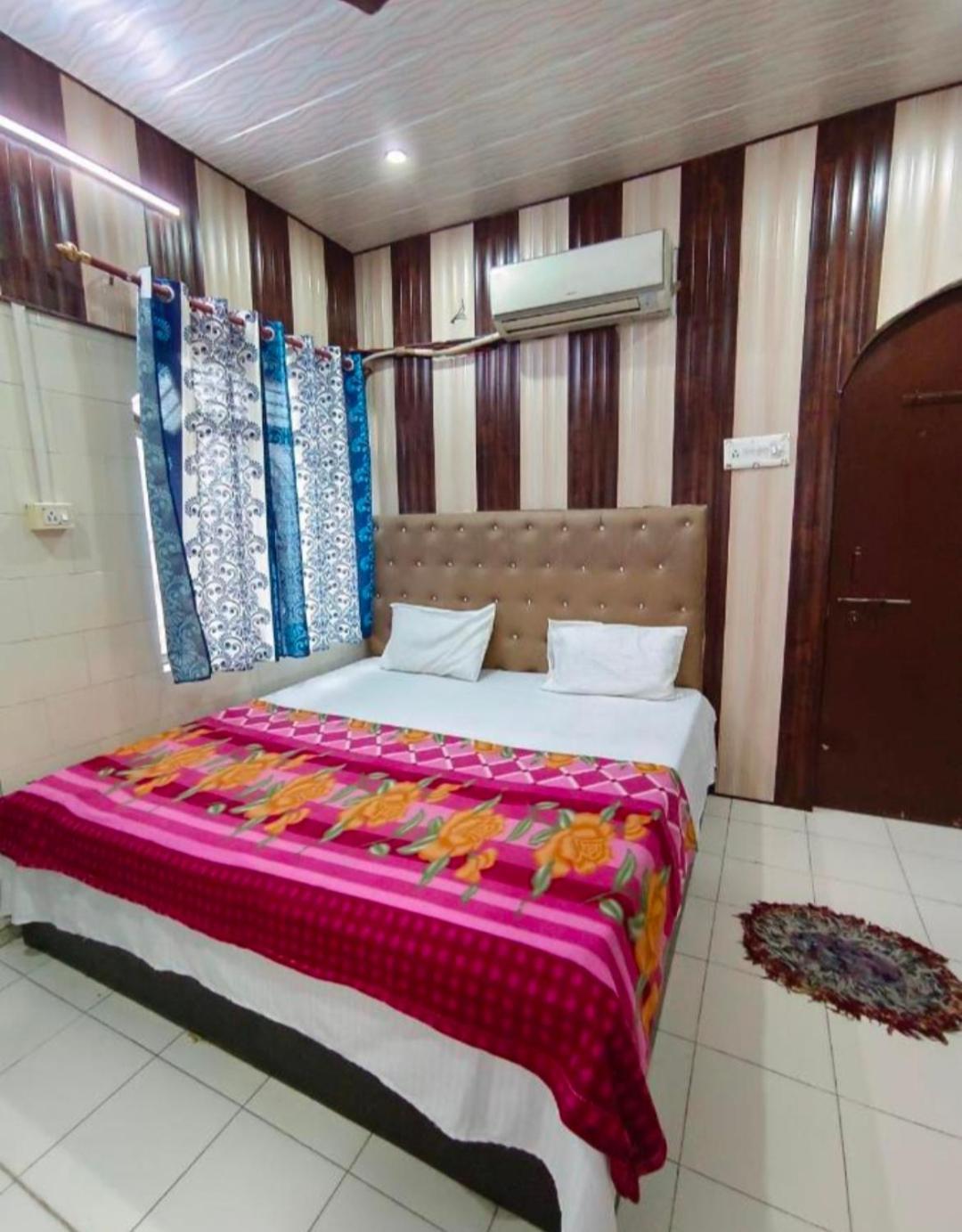 Guest house India Walking Distance From Taj Mahal-- Rooftop Taj Mahal View *