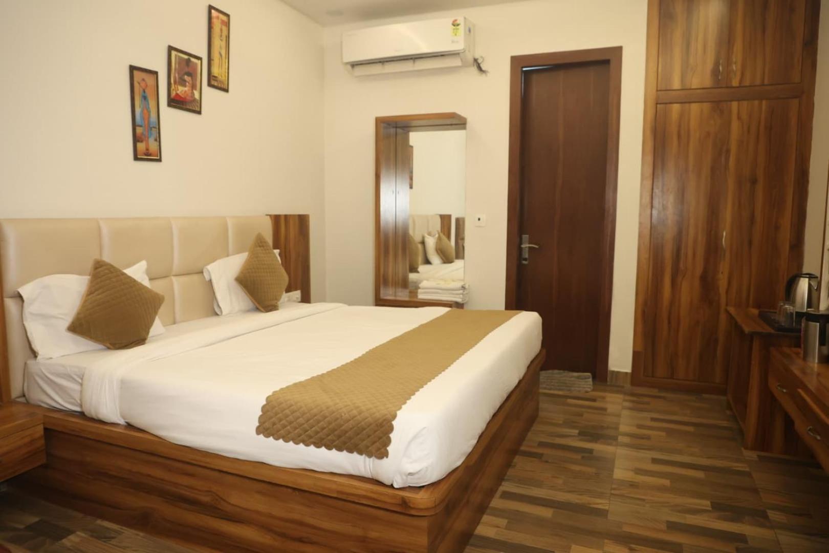 Taj Sarovar 3*