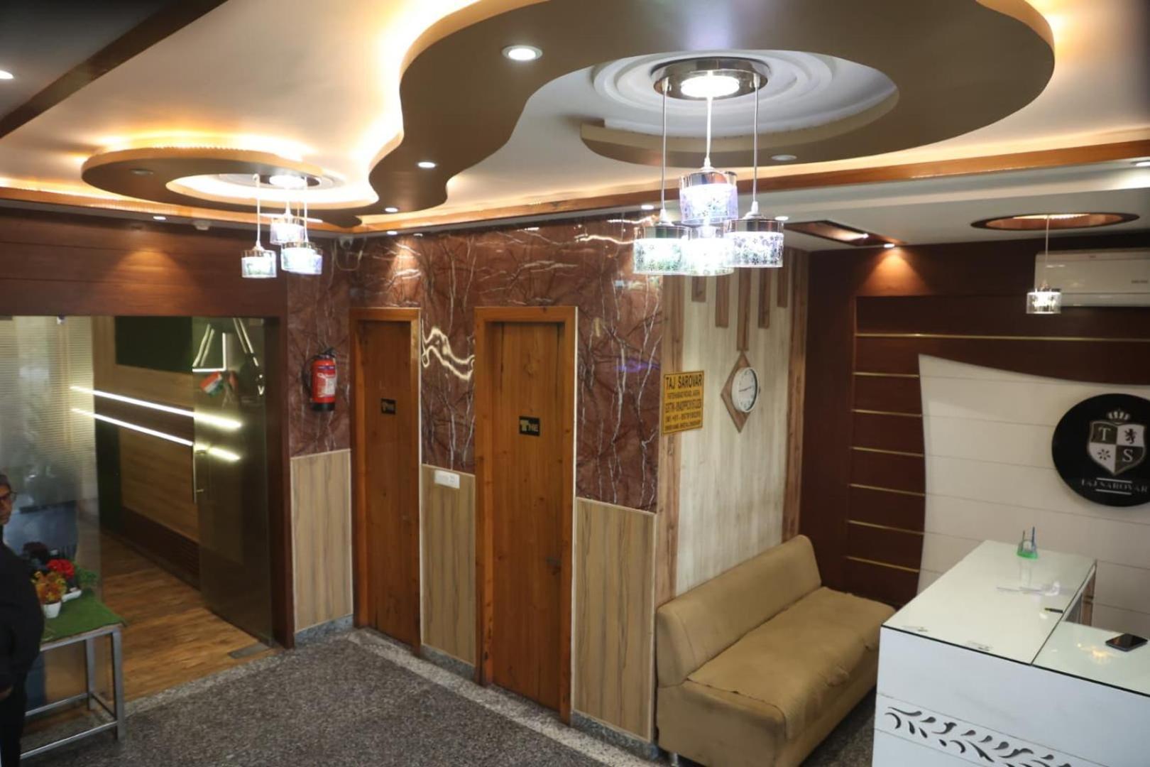 Hotel Taj Sarovar 3*