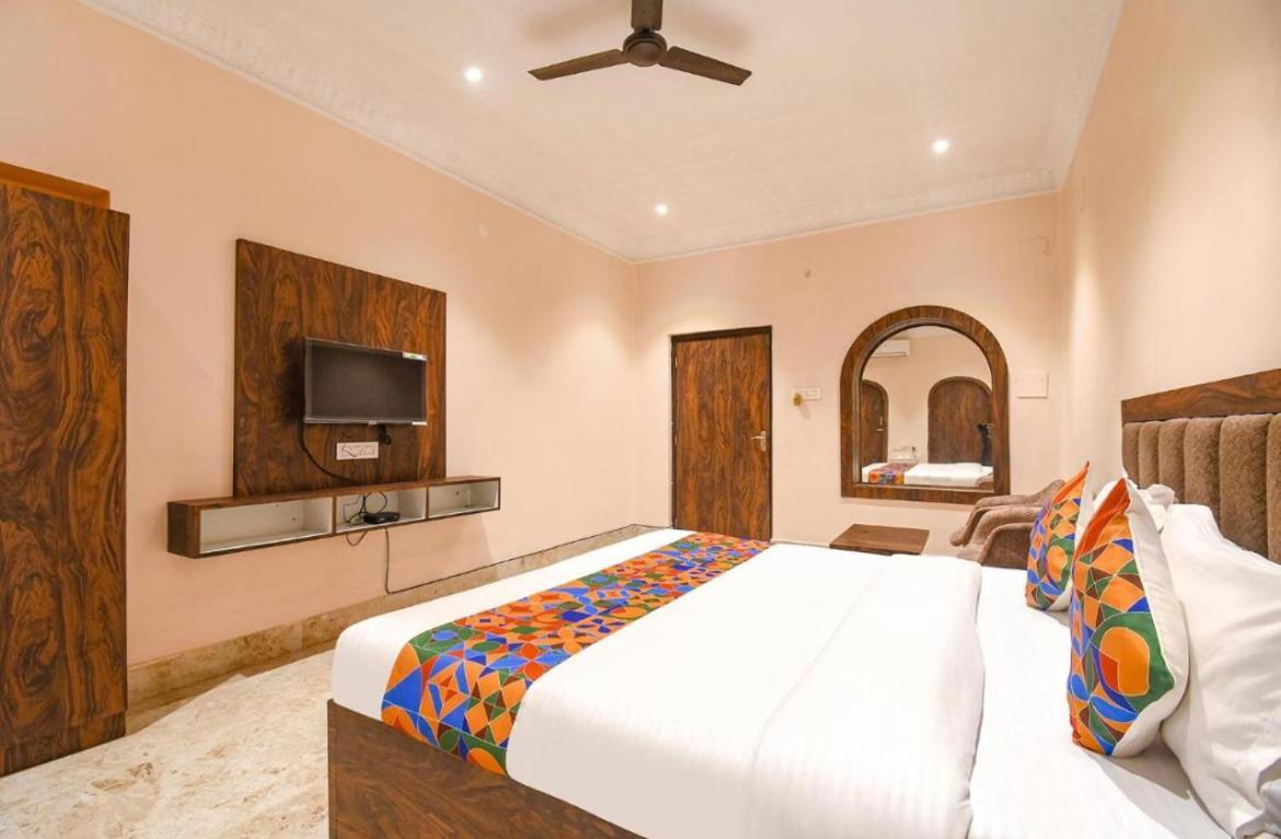 Whitehouse Ac Family Agra (Uttar Pradesh)