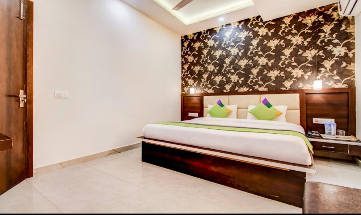 Whitehouse Ac Family Agra (Uttar Pradesh)