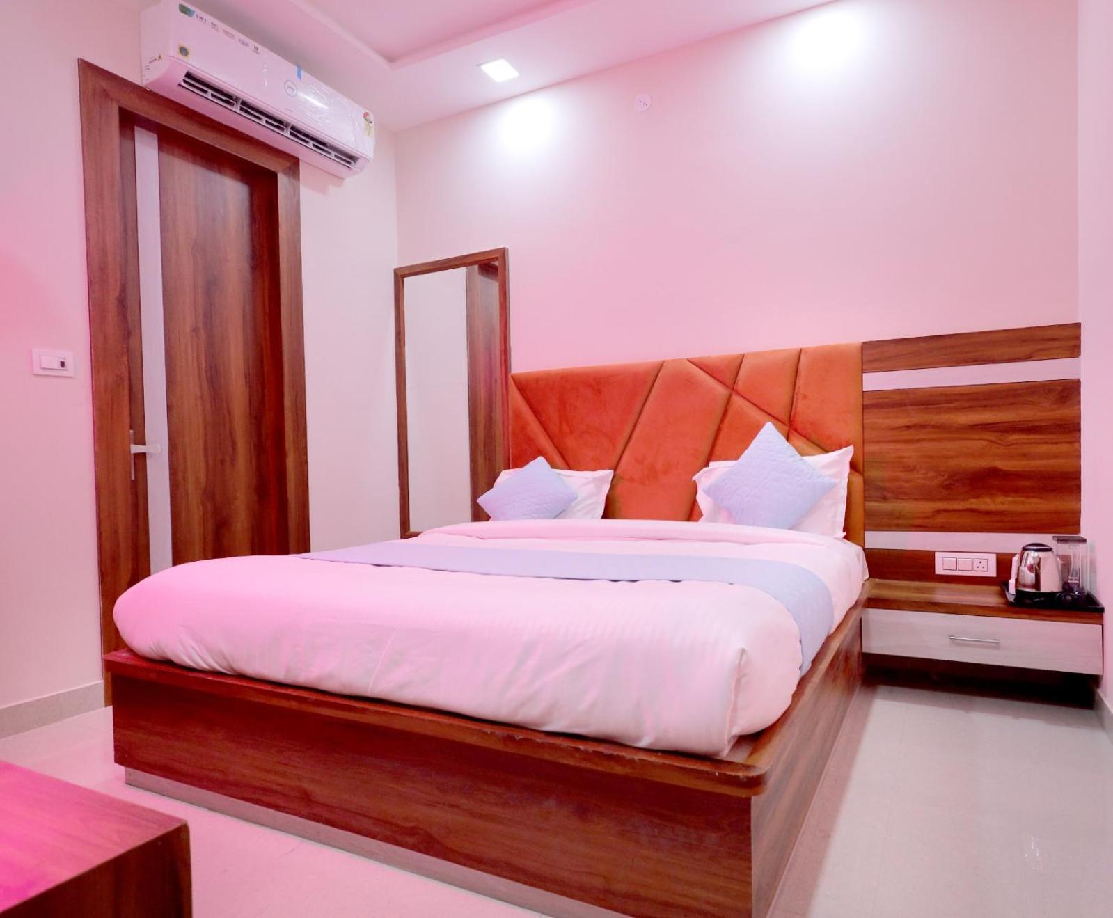 Hotel Hotel Smr Palace - Rooftop View Taj Mahal 3*