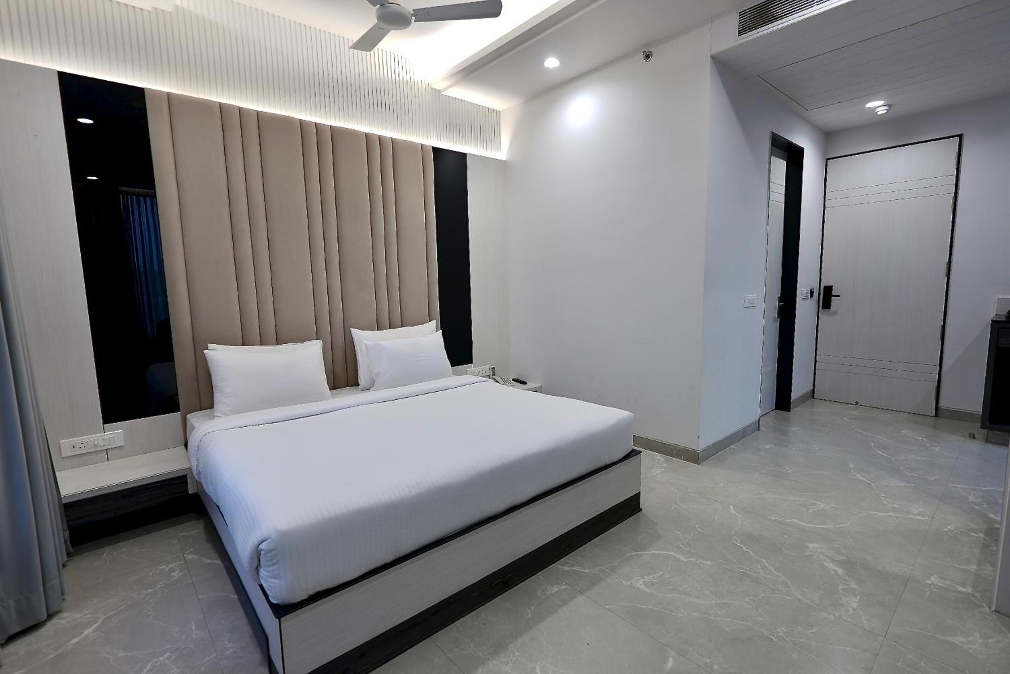 Elinor By Dazzling & Agra (Uttar Pradesh)