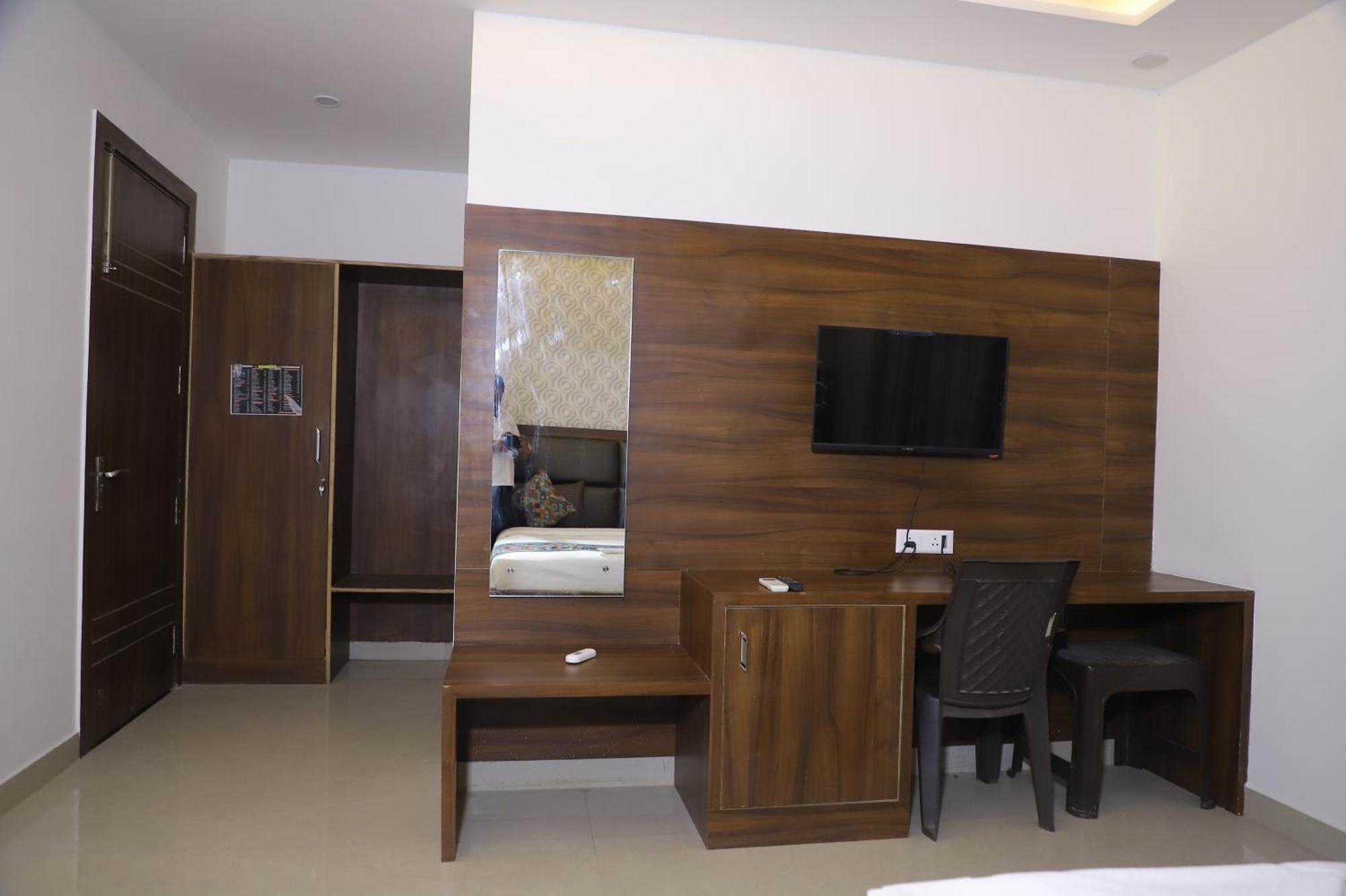 Hotel Akash Raj 3*