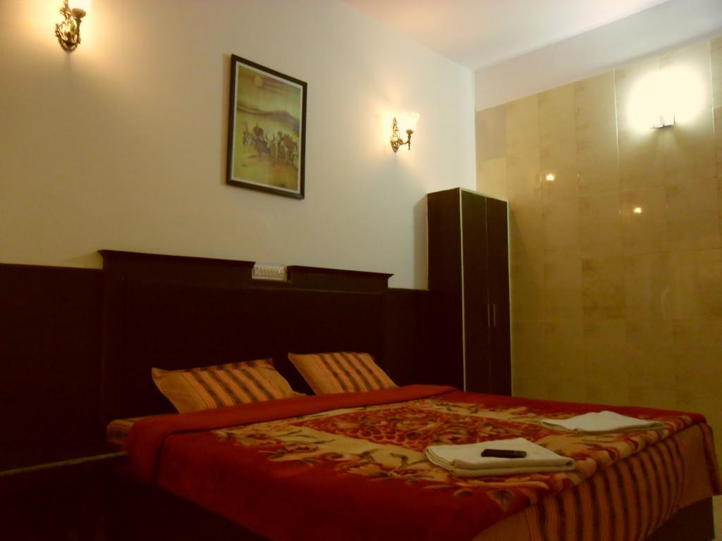 Sidhartha Walking Distance From Tajmahal Hotel