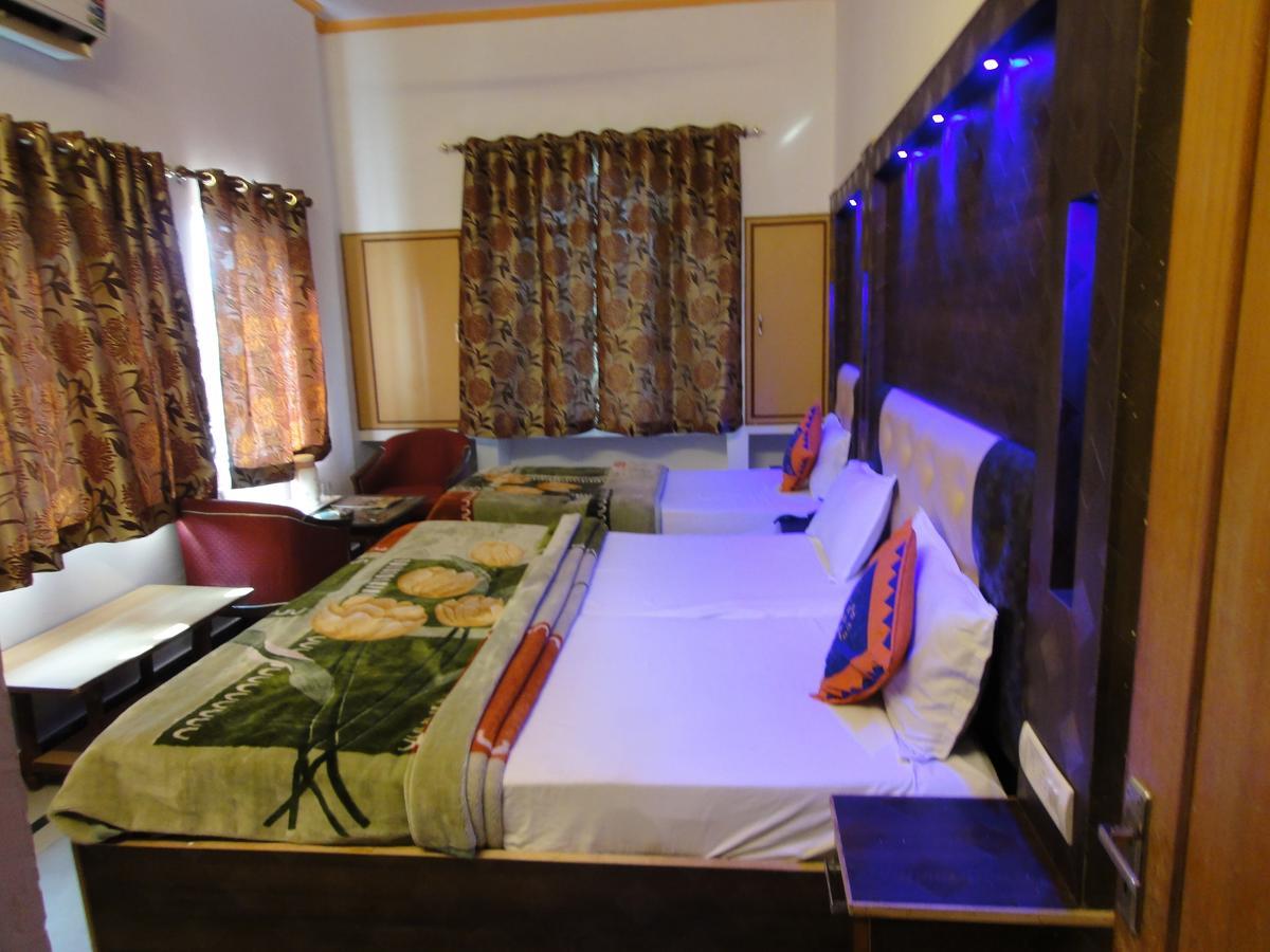 Taj Plaza, Vip Road, Hotel 3*
