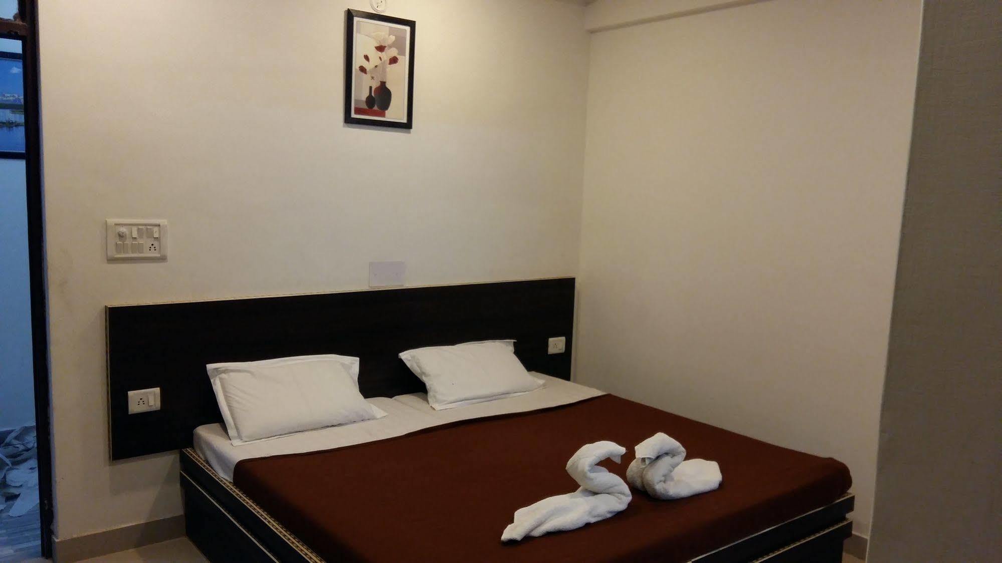 Safari Hotel *