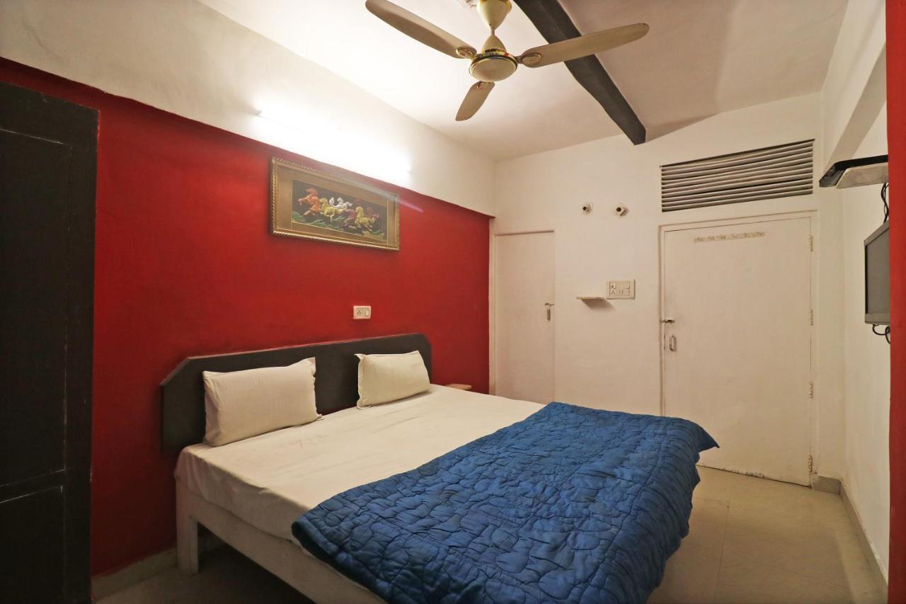 Spot On 48690 Host Hotel 3*
